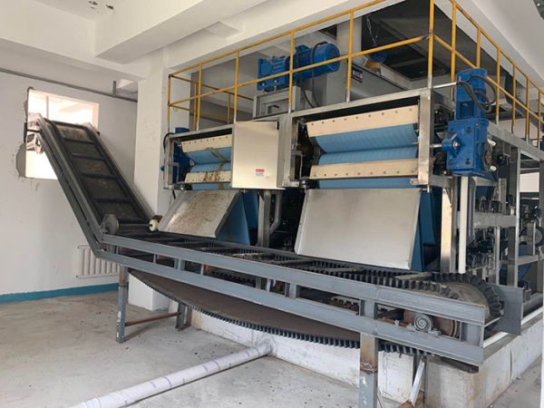 污泥二次脫水機-營口大石橋有色污水廠現場
