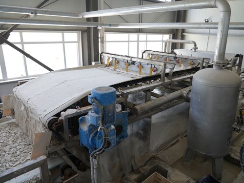 橡膠帶式真空過濾機-山東煙臺碳酸鈣脫水現場